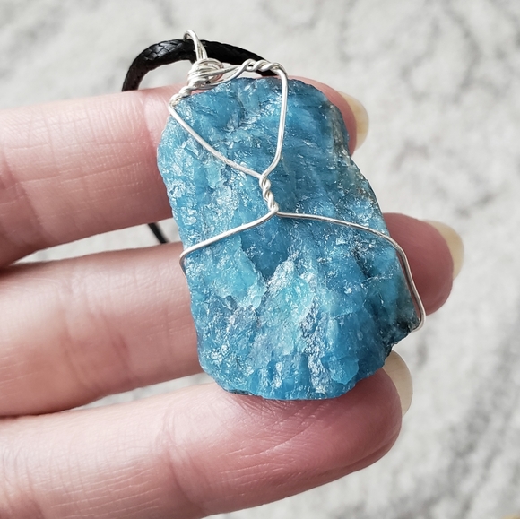 Wire-wrapped apatite crystal necklace - Picture 2 of 4